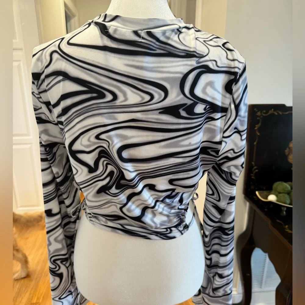 SHEIN Black/Gray Abstract Crop Top - Picture 7 of 8